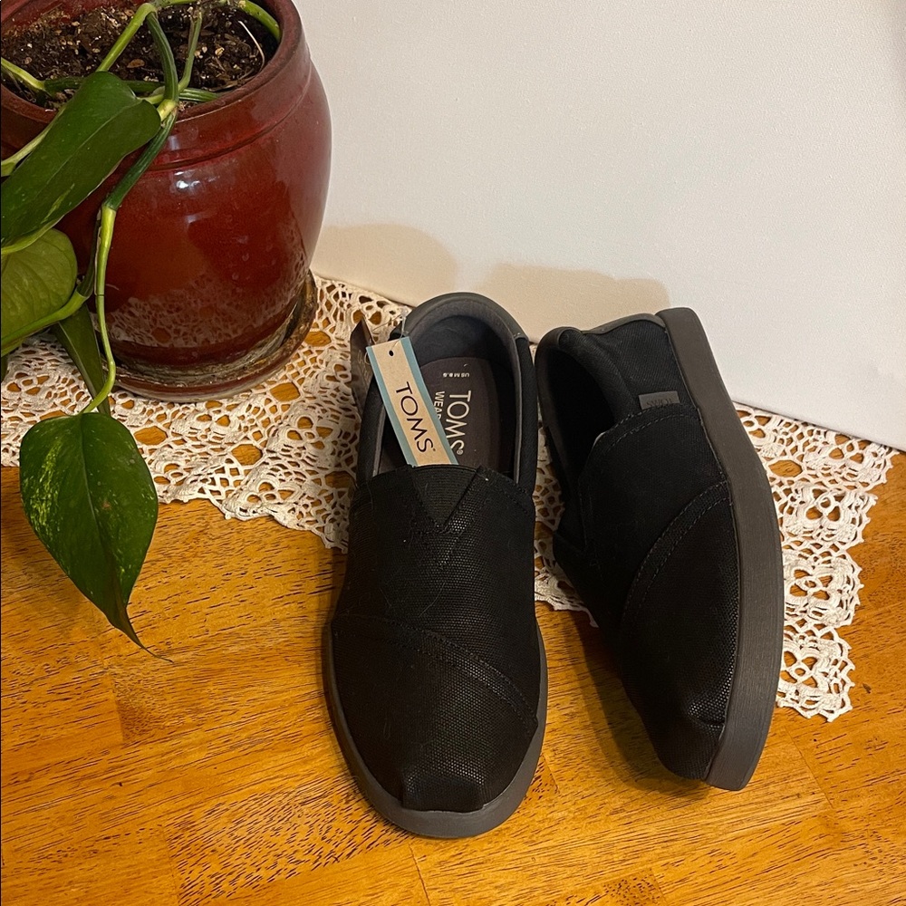 TOMS - 8.5 men’s Classic Black Canvas Slip-Ons